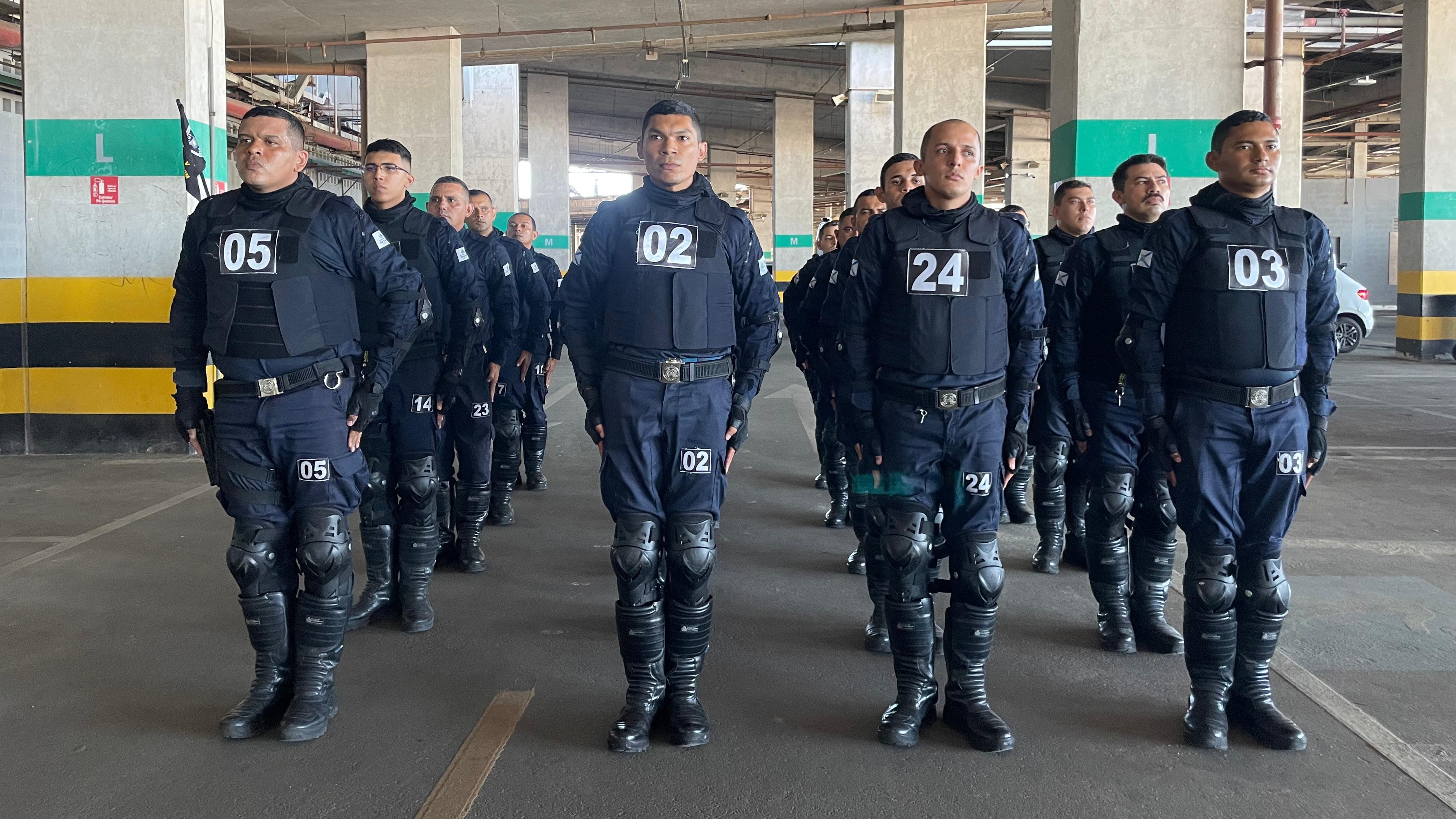 grupo de guardas municipais em parados em fila